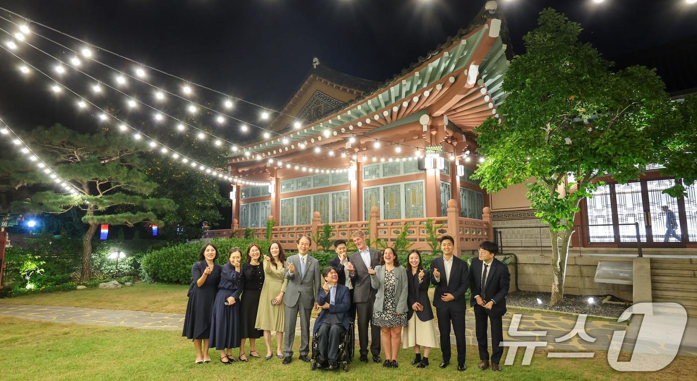 본문 이미지 - 권오을 국가보훈부 장관이 2025년 10월 1일 서울 성북구 삼청각에서 열린 국제보훈컨퍼런스 환영만찬에서 인빅터스 게임 재단 부대표 리차드 스미스와 캐롤라인 데이비스 및 주요내빈들과 함께 기념촬영을 하고 있다. (국가보훈부 제공. 재판매 및 DB 금지) 2025.10.1 ⓒ 뉴스1