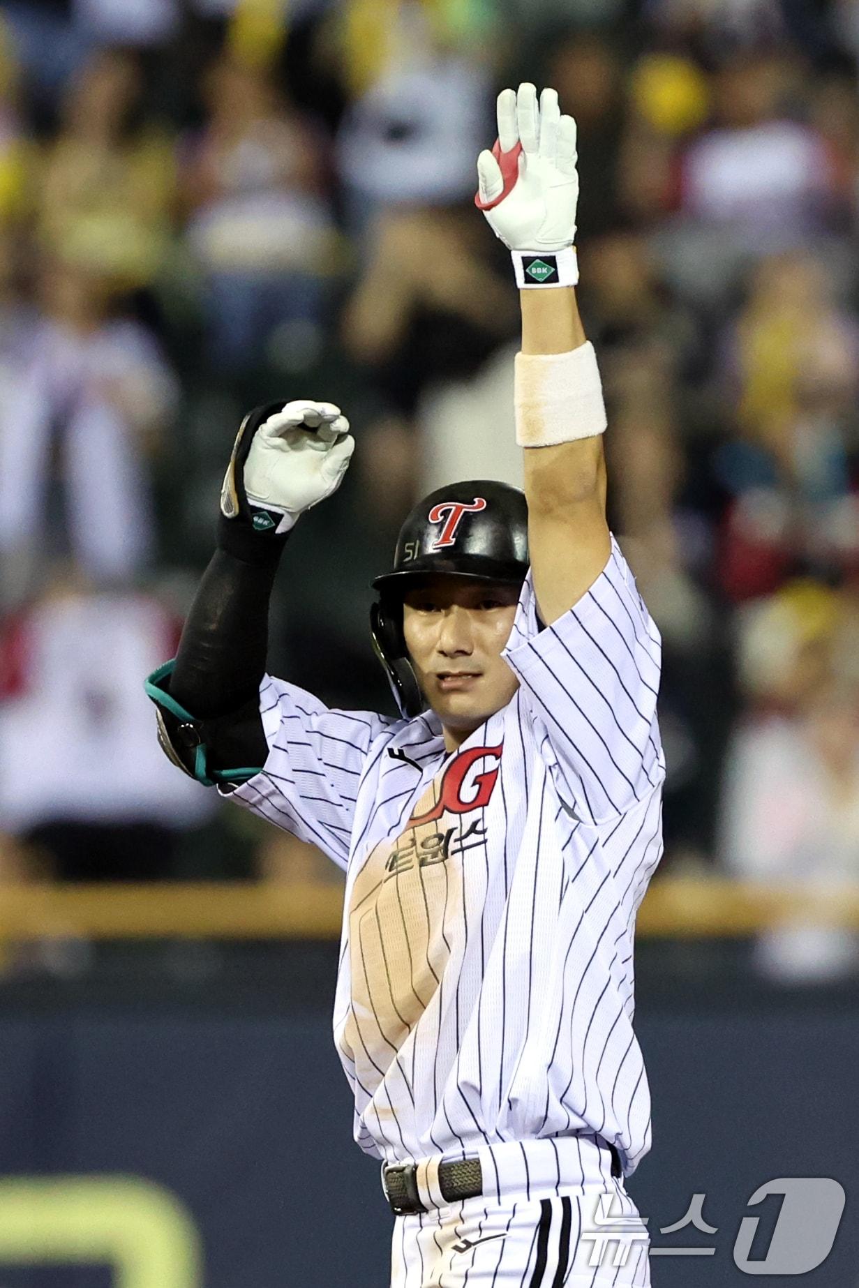 본문 이미지 - 1일 오후 서울 송파구 잠실야구장에서 열린 프로야구 2025 신한 SOL 뱅크 KBO 리그 NC 다이노스와 LG 트윈스의 경기 8회말 1사 1,2루 상황에서 1타점 2루타를 친 LG 신민재가 기뻐하고 있다. 2025.10.1/뉴스1 ⓒ News1 황기선 기자