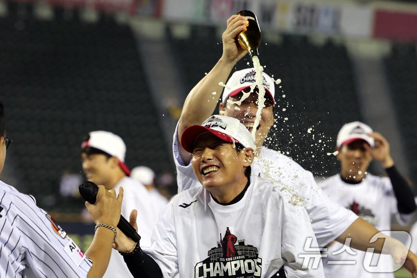 2년 만에 프로야구 정규시즌 우승을 확정한 염경엽 LG 트윈스 감독이 1일 서울 송파구 잠실야구장에서 소감을 밝힌 후 샴페인 세례를 받고 있다. 2025.10.1/뉴스1 ⓒ News1 황기선 기자