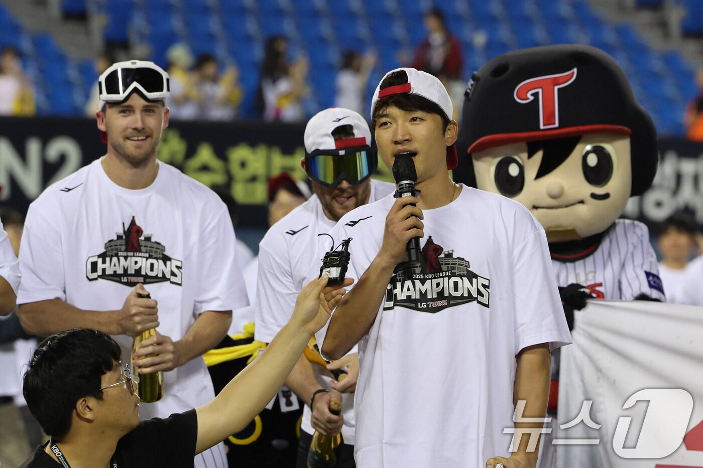 2년 만에 프로야구 정규시즌 우승을 확정한 LG 트윈스 주장 박해민이 1일 서울 송파구 잠실야구장에서 소감을 밝히고 있다. 한국시리즈에 직행한 LG는 구단 사상 4번째 통합우승에 도전한다. 2025.10.1/뉴스1 ⓒ News1 황기선 기자