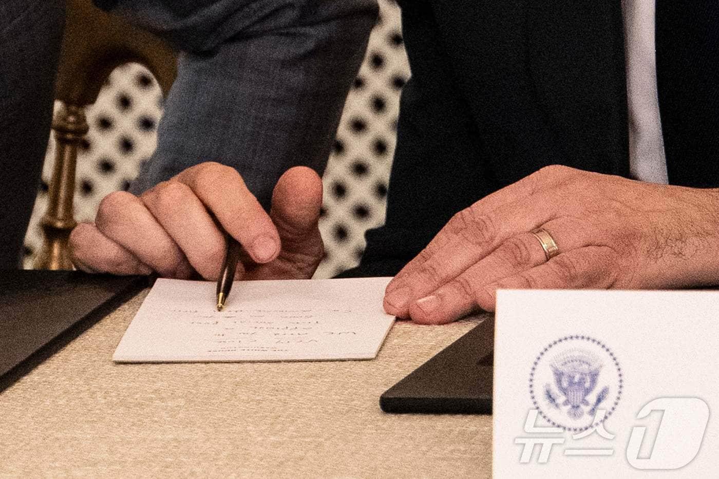 8일&#40;현지시간&#41; 미국 워싱턴DC 백악관에서 열린 안티파&#40;Antifa&#41; 관련 원탁회의에서 마코 루비오 국무부 장관이 도널드 트럼프 대통령에게 건넨 메모. 미국 언론은 메모에 &#39;트루스소셜 게시물을 곧 승인해야 합의를 먼저 발표할 수 있다&#39;는 내용이 적혀 있었다고 보도했다. 2025.10.08. ⓒ AFP=뉴스1 ⓒ News1 류정민 특파원