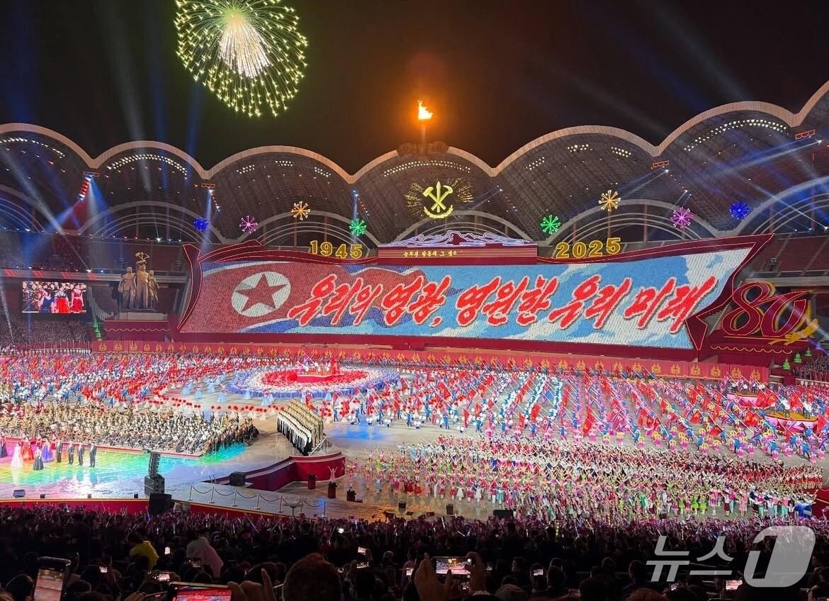본문 이미지 - 9일 평양 '능라도 5월1일 경기장'에서 노동당 창건 80주년 기념 전야행사가 펼쳐진 모습 ('DPRK360' 인스타그램 갈무리)
