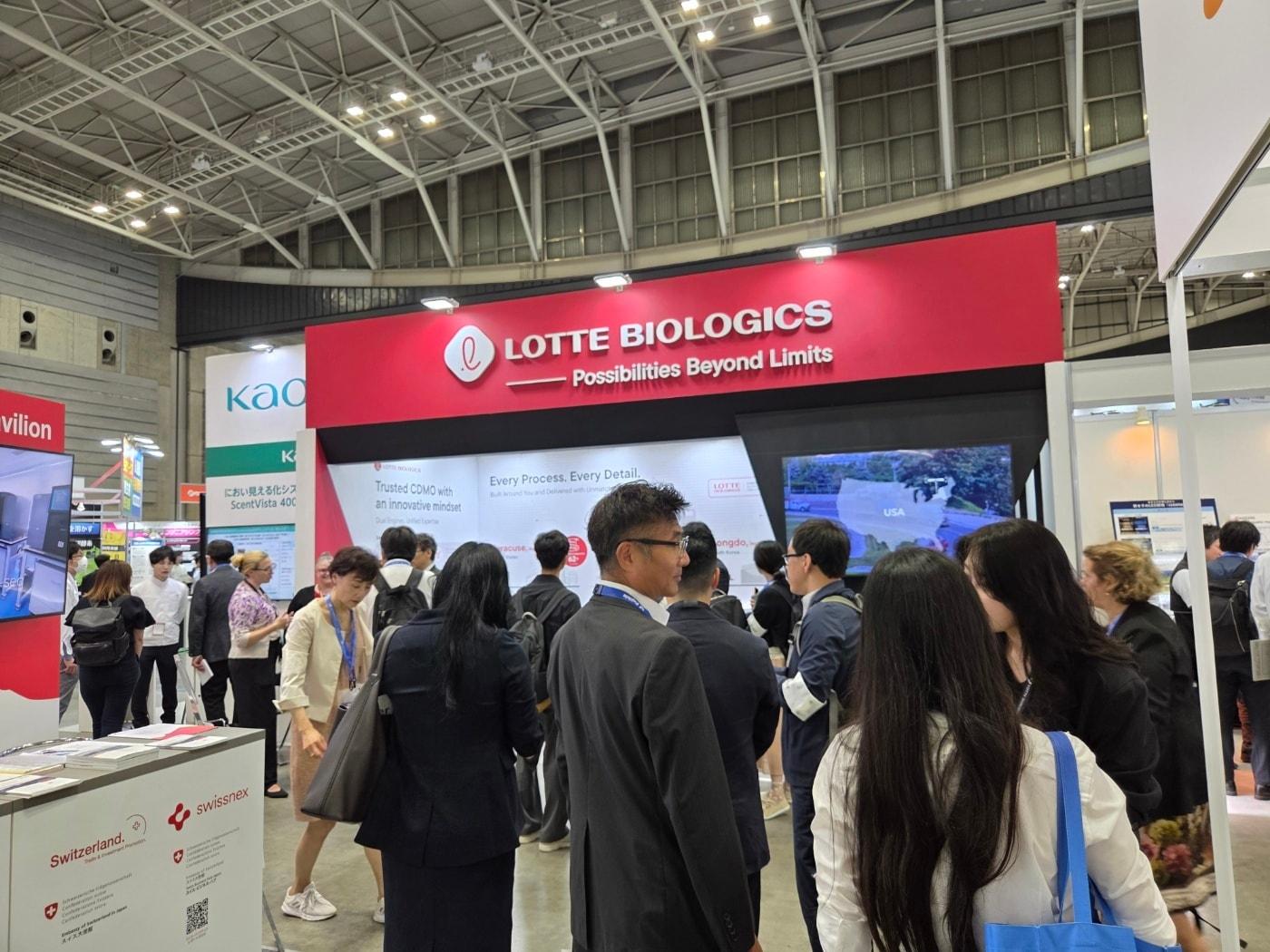 본문 이미지 - &#39;바이오재팬 2025&#39; 행사장에 설치된 롯데바이오로직스 부스에 참관객이 방문하고 있다. 2025. 10. 8/뉴스1 황진중 기자