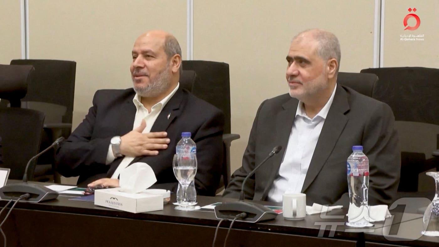 지난 8일(현지시간) 이집트 샤름엘셰이크에서 열린  이집트, 카타르, 튀르키예 대표단과의 회의에 참석한 하마스 고위 관계자 칼릴 알하야(사진 왼쪽)가 발언하고 있다. (알카헤라 뉴스 동영상 캡처 화면, 재판매 및 DB금지)2025.10.09. ⓒ 로이터=뉴스1 ⓒ News1 류정민 특파원