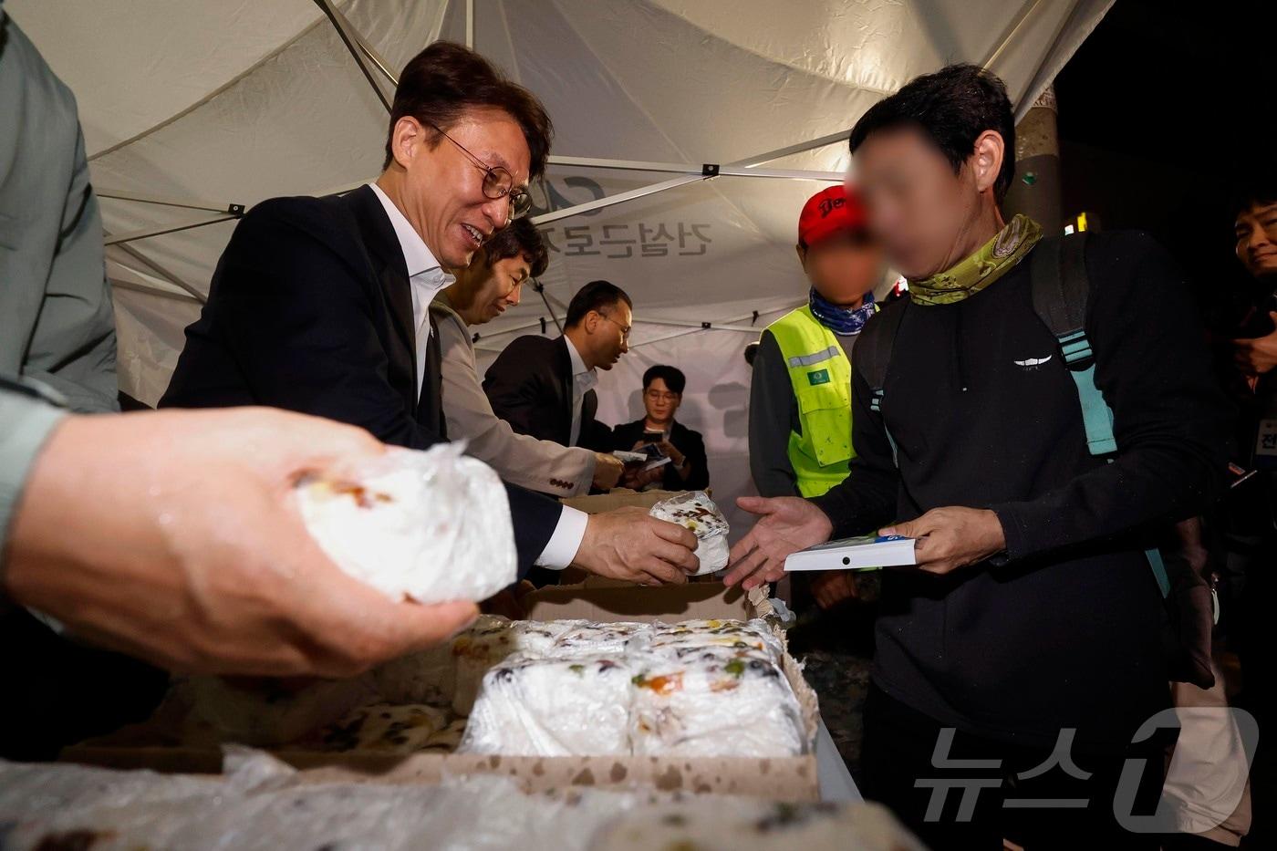김민석 국무총리가 10일 서울 구로구 남구로역 인근 인력시장을 방문해 건설 일용근로자들에게 간식과 팔토시 등 격려물품을 전달하고 있다. 2025.10.10/뉴스1 ⓒ News1 청사사진기자단