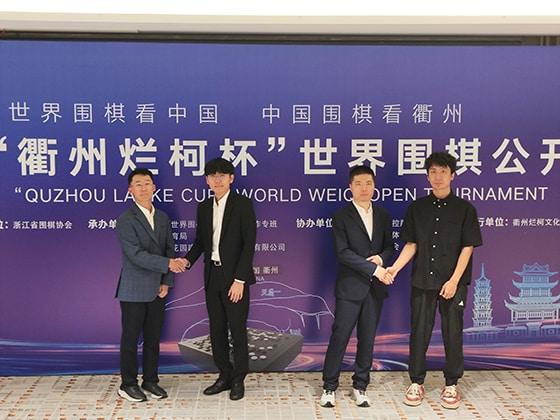 본문 이미지 - 신진서 9단&#40;왼쪽에서 2번째&#41;이 란커배 4강에 올라 판인 8단과 대결한다. 또 다른 준결승 대국에서는 리친청 9단과 당이페이 9단이 격돌한다 .&#40;한국기원 제공&#41;