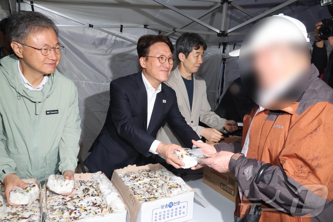 김민석 국무총리가 10일 오전 서울 구로구 도림로 새벽인력시장을 찾아 건설 일용근로자에게 격려 물품을 전달하고 있다. 2025.10.10/뉴스1 ⓒ News1 청사사진기자단