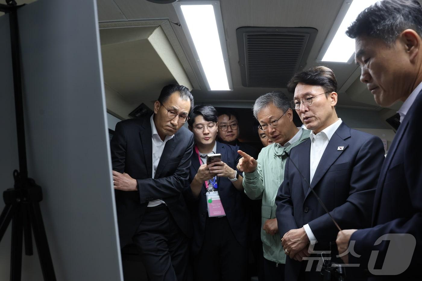 김민석 국무총리가 지난 10일 오전 서울 구로구 도림로 종합지원 이동 상담버스를 방문해 새벽시장 인력현황 등을 보고 받고 있다. 2025.10.10/뉴스1 ⓒ News1 청사사진기자단