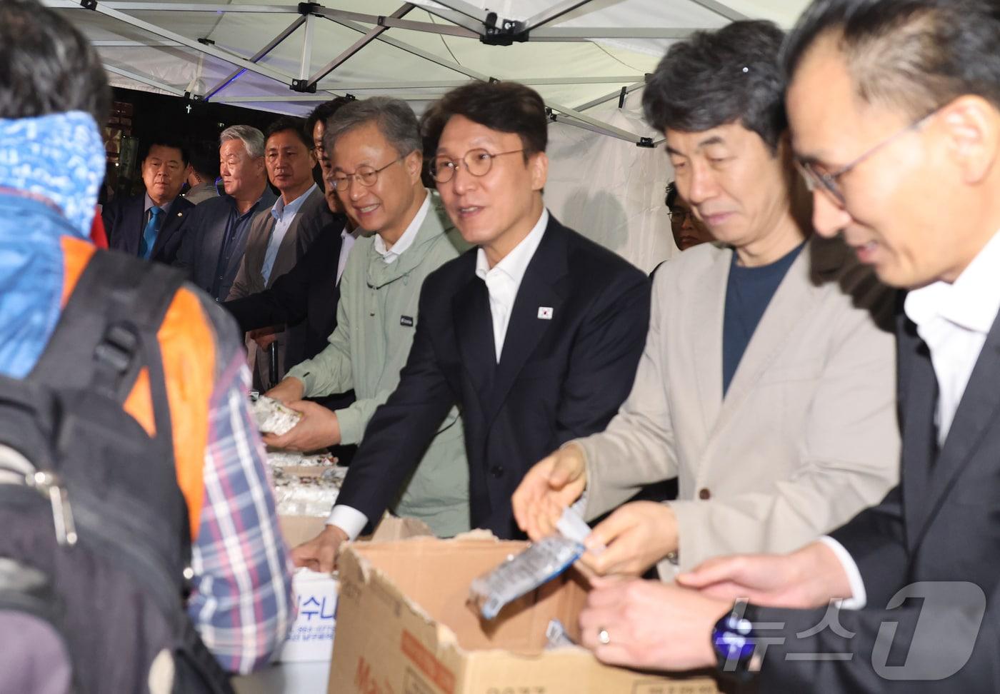 김민석 국무총리가 10일 오전 서울 구로구 도림로 새벽인력시장을 찾아 건설 일용근로자에게 격려 물품을 전달하고 있다. 2025.10.10/뉴스1 ⓒ News1 청사사진기자단