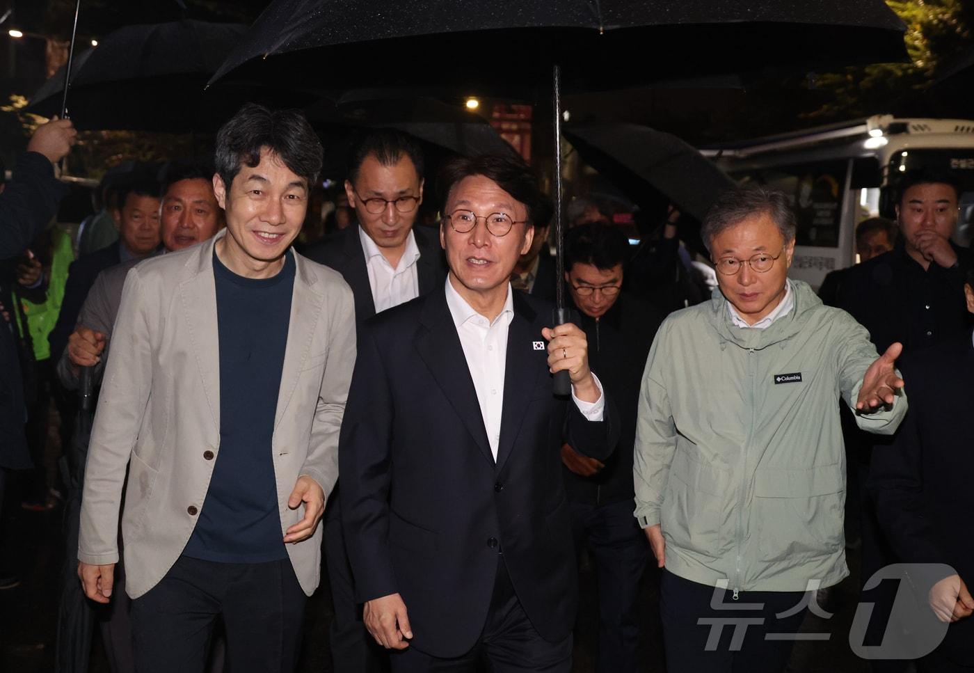 김민석 국무총리가 10일 오전 서울 구로구 도림로 종합지원 이동 상담버스를 방문해 새벽시장 인력현황 등을 보고 받은 후 버스에서 내려 이동하고 있다. 2025.10.10/뉴스1 ⓒ News1 청사사진기자단