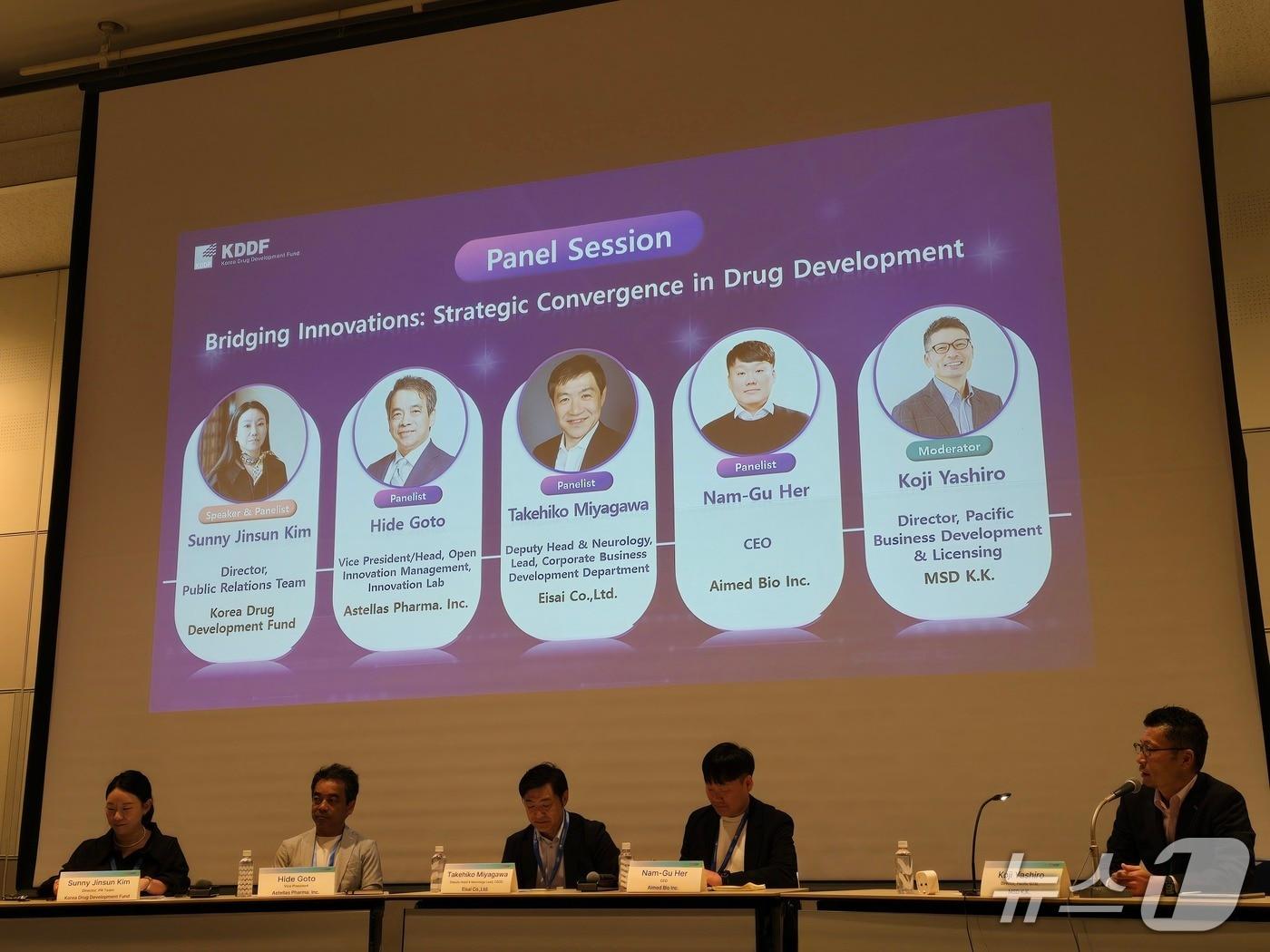 본문 이미지 - 국가신약개발사업단(KDDF), 에임드바이오, MSD, 에자이, 아스텔라스 관계자가 일본 요코하마에서 진행된 '바이오재팬 2025' 세미나에서 토론을 진행하고 있다. 2025. 10. 9/(공동 취재단 제공)