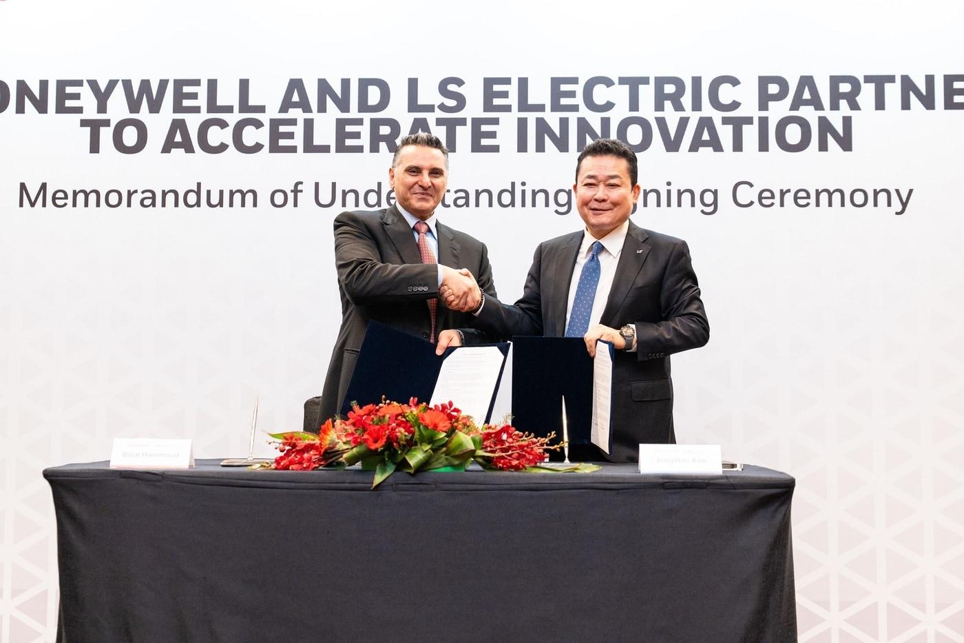 김종우 LS일렉트릭 사장&#40;오른쪽&#41;과 빌랄 하무드&#40;Billal Hammoud&#41; 하니웰 빌딩자동화 부문 사장&#40;왼쪽&#41;이 협약 체결 후 기념촬영을 하는 모습.&#40;LS일렉트릭 제공&#41;