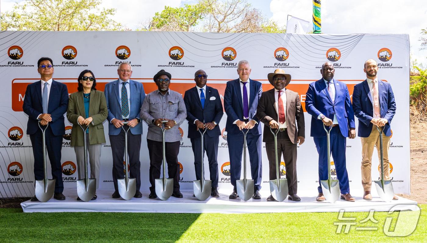  탄자니아 마헨게 흑연 광산 착공식에서 기념촬영을 하고 있다. 사진 왼쪽부터 김대영 포스코인터내셔널 중남아프리카지역담당, 안은주 주탄자니아대한민국대사, 존 드 브리스&#40;John De Vries&#41; 블랙록마이닝 CEO, 아담 키고마 말리마&#40;Adam Kighoma Malima&#41; 탄자니아 모로고로 주지사&#40;Regional Commissioner&#41;, 앤서니 마분데&#40;Anthony Mavunde&#41; 탄자니아 광물부 장관, 리처드 크룩스&#40;Richard Crookes&#41; 블랙록마이닝 사외이사, 니헤미야 캬안도 메체추&#40;Nehemiah Kyando Mechechu&#41; 탄자니아 재무부 국유자산청&#40;Treasury Registrar&#41; 청장, 보마 라발라&#40;Boma Raballa&#41; 탄자니아 CRDB은행 최고영업책임자&#40;CCO&#41;, 크리스토퍼 엘링거&#40;Christopher Ellinger&#41; 주케냐대한민국부대사&#40;Deputy High Commissioner&#41;. &#40;사진제공 = 포스코인터내셔널&#41;