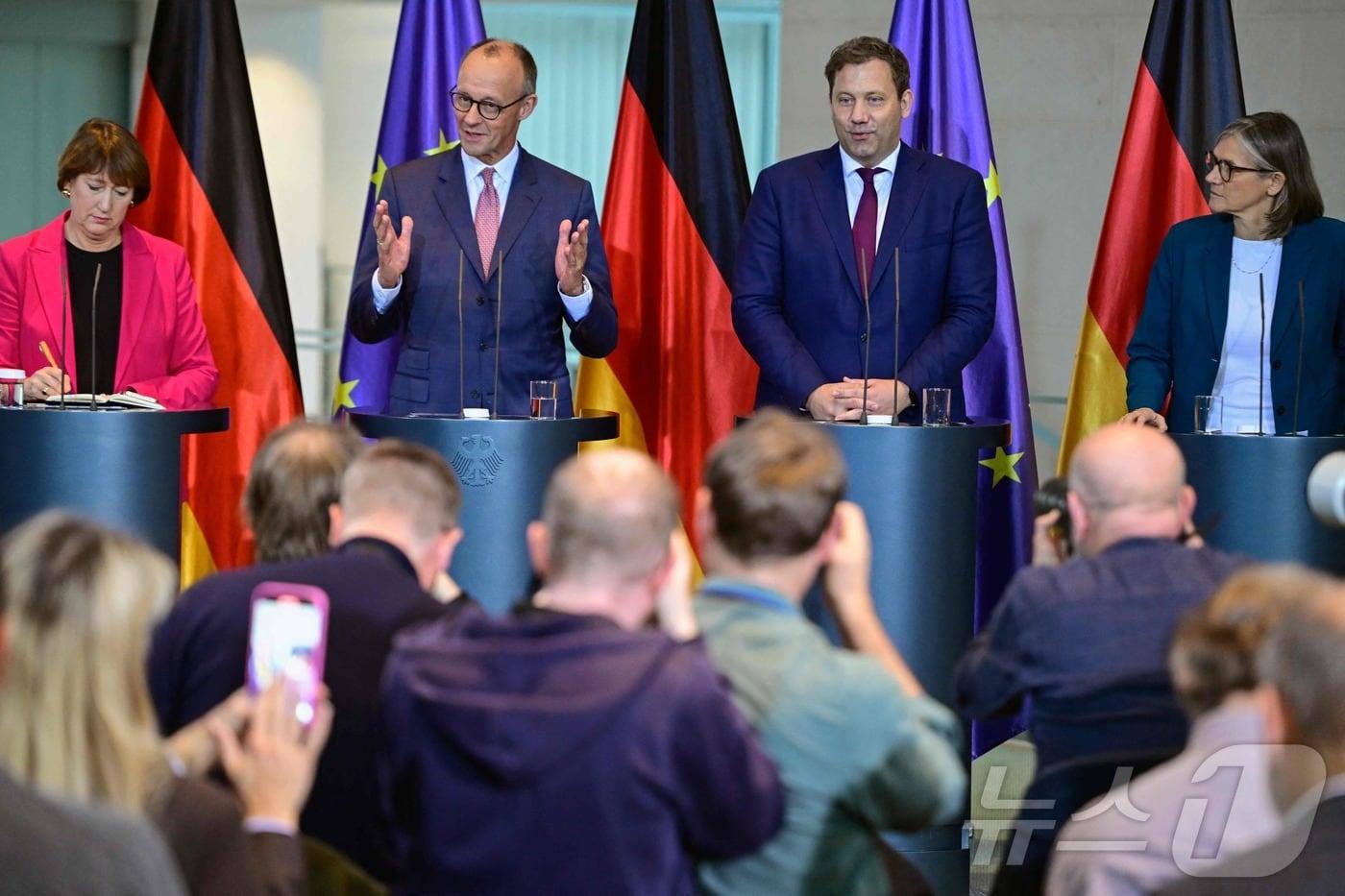 프리드리히 메르츠 독일 총리&#40;왼쪽에서 두 번째&#41;가 9일 총리 관저에서 열린 &#39;독일자동차산업의 미래에 대한 회의&#39;를 마친 뒤 기자 회견을 하고 있다. 2025.10.09 ⓒ AFP=뉴스1