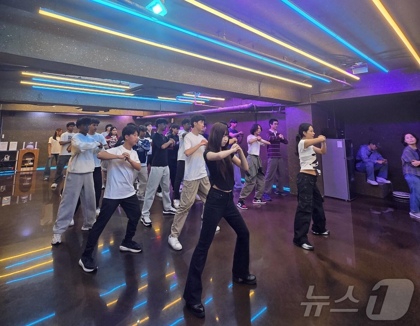 본문 이미지 - 버큼힐고등학교 케데헌 OST 댄스 클래스 체험(한국관광공사 제공)