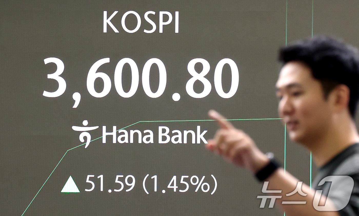 추석 연휴를 마치고 코스피가 3,600선을 돌파하며 최고가를 기록한 오전 서울 중구 하나은행 딜링룸 전광판에 개장 시황이 나오고 있다. 이날 코스피는 전 거래일보다 51.59포인트&#40;1.45.%&#41; 오른 3600.80에 거래되고 있다. 2025.10.10/뉴스1 ⓒ News1 이호윤 기자