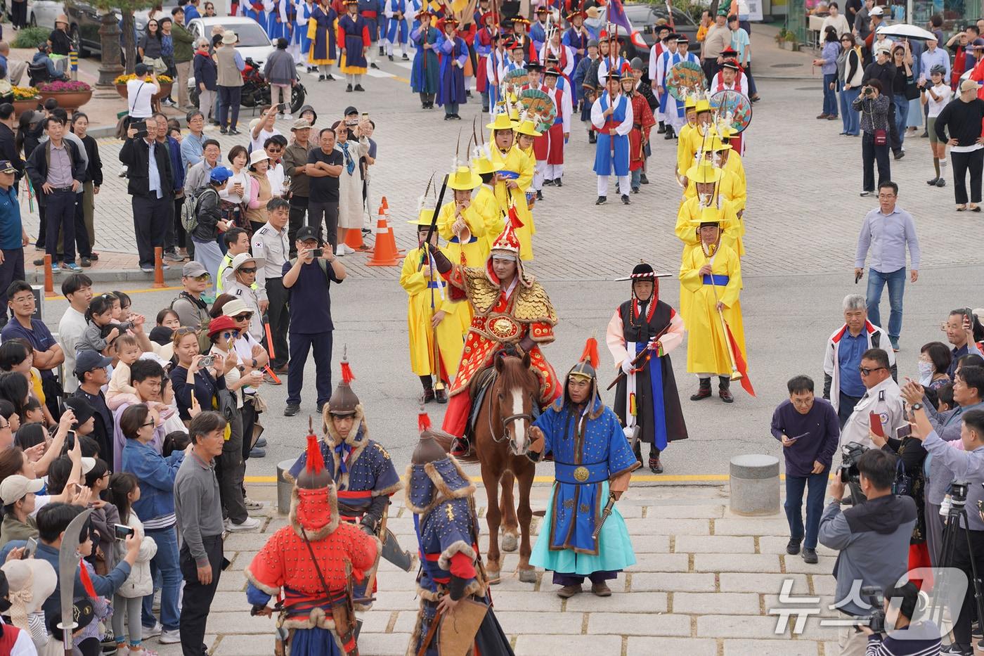 지난해 10월 13일 서산해미읍성 일원에서 진행된 충청병마절도사 부임 행렬 퍼레이드 모습&#40;서산시 제공. 재판매 및 DB금지&#41;2025.10.10/뉴스1