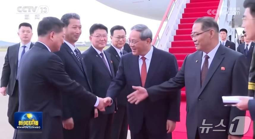 본문 이미지 - 리창 중국 국무원 총리가 9일 낮 전세기편으로 북한 평양공항에 도착했다. &#40;CCTV 갈무리&#41;