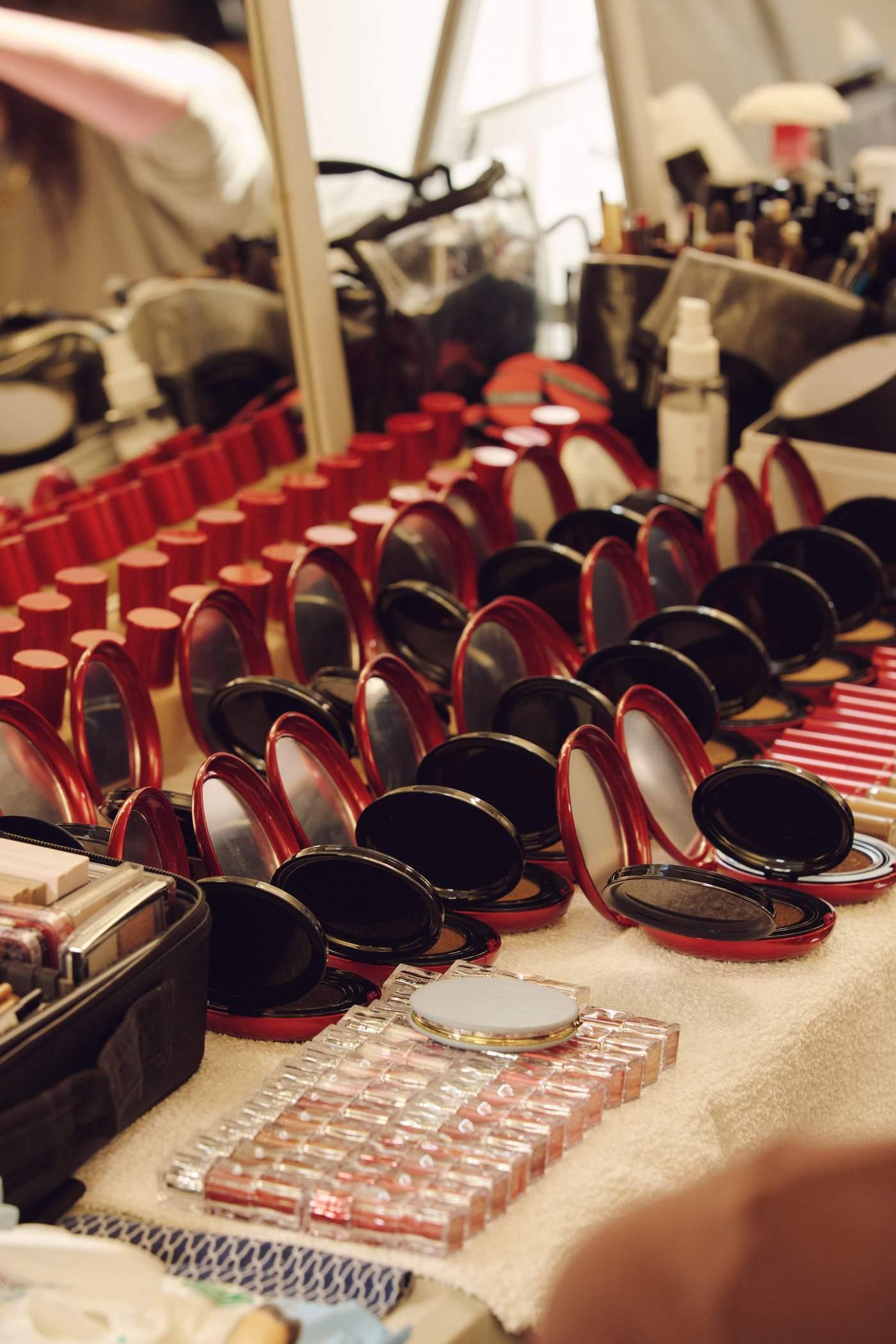 본문 이미지 - 티르티르&#40;TIRTIR&#41;는 2026 S/S 파리패션위크에서 Carven&#40;까르뱅&#41;의 공식 메이크업 스폰서로 참여하며 한국 메이크업 브랜드 최초의 성과를 기록했다.&#40;티르티르제공&#41;