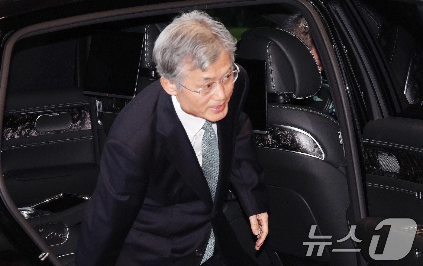 조희대 대법원장이 지난 10일 오전 서울 서초구 대법원으로 출근하고 있는 모습. 2025.10.10/뉴스1 ⓒ News1 김명섭 기자