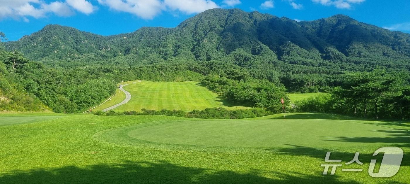 미녀봉을 배경으로 펼쳐진 거창CC 6번 홀 전경&#40;거창군 제공. 재판매 및 DB금지&#41;.
