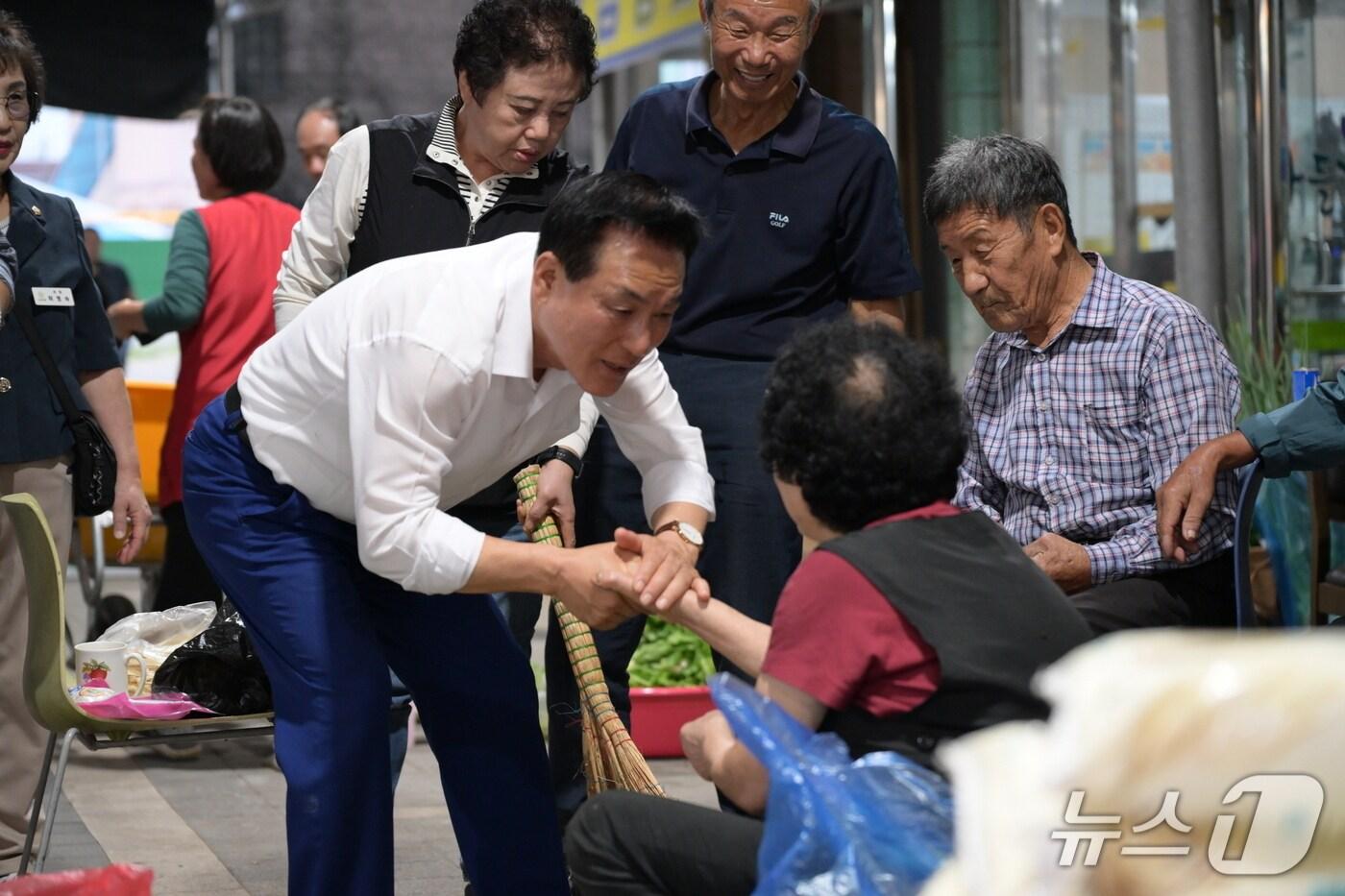 백성현 논산시장 명절맞이 전통시장 방문 모습. (논산시 제공.재판매 및 DB금지)/뉴스1