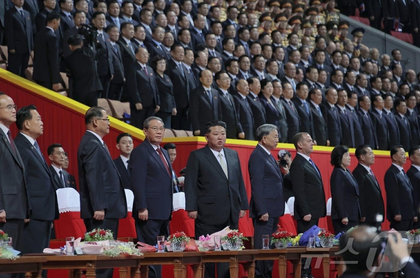 &#40;평양 노동신문=뉴스1&#41; = 지난 9일 열린 북한의 노동당 창건 80주년 기념 경축대회에서 김정은 노동당 총비서 오른쪽에 중국 서열 2위인 리창 국무원 총리, 왼쪽에 베트남 권력 서열 1위인 또 럼 베트남 공산당 서기장이 자리하고 있다. [국내에서만 사용가능. 재배포 금지. DB 금지. For Use Only in the Republic of Korea. Redistribution Prohibited] rodongphoto@news1.kr