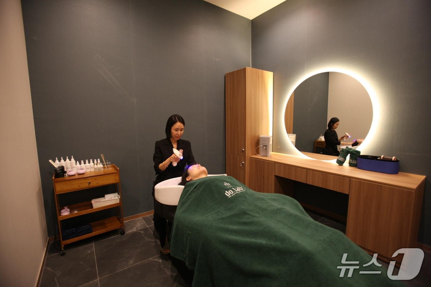 롯데백화점 광복점 헤솔두피클리닉스에서 두피 케어 시술이 진행되고 있다.&#40;롯데백화점 광복점 제공. 재판매 및 DB 금지&#41;