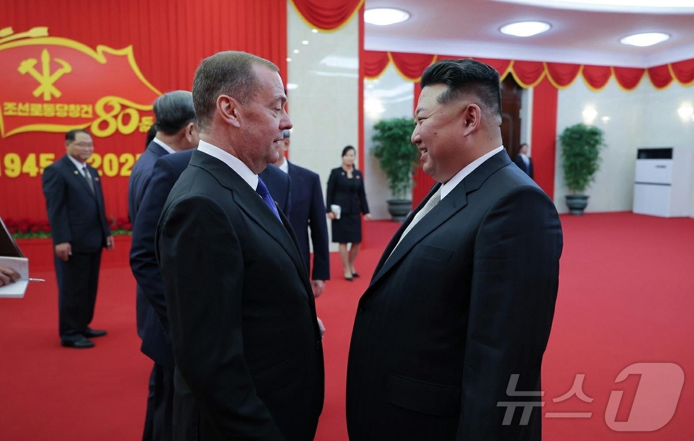 &#40;평양 노동신문=뉴스1&#41; =  드미트리 메드베데프 러시아 통합러시아당 의장과 김정은 북한 노동당 총비서. 2025.10.10 [국내에서만 사용가능. 재배포 금지. DB 금지. For Use Only in the Republic of Korea. Redistribution Prohibited] rodongphoto@news1.kr