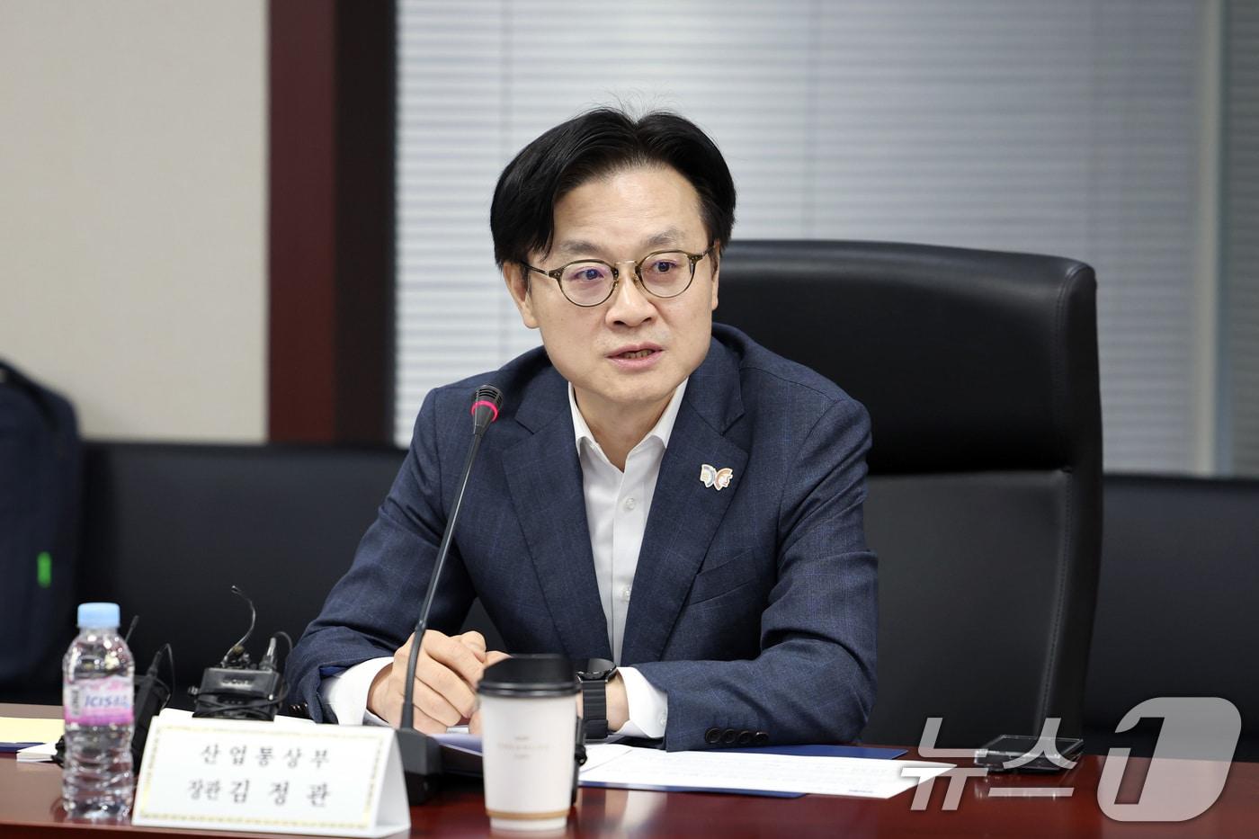 김정관 산업통상부 장관이 10일 서울 종로구 한국무역보험공사 대회의실에서 열린 &#39;산업통상부 소관 공공기관장 회의&#39;에 참석해 발언하고 있다. &#40;산업통상자원부 제공. 재판매 및 DB 금지&#41; 2025.10.10/뉴스1