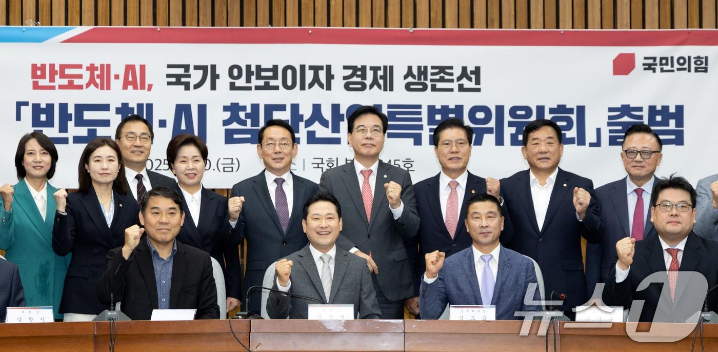 장동혁 국민의힘 대표가 10일 서울 여의도 국회에서 열린 &#39;반도체·AI 첨단산업특별위원회&#39; 임명장 수여식에서 송언석 원내대표, 양향자 위원장을 비롯한 주요 참석자들과 기념촬영하고 있다. ⓒ News1 이승배 기자