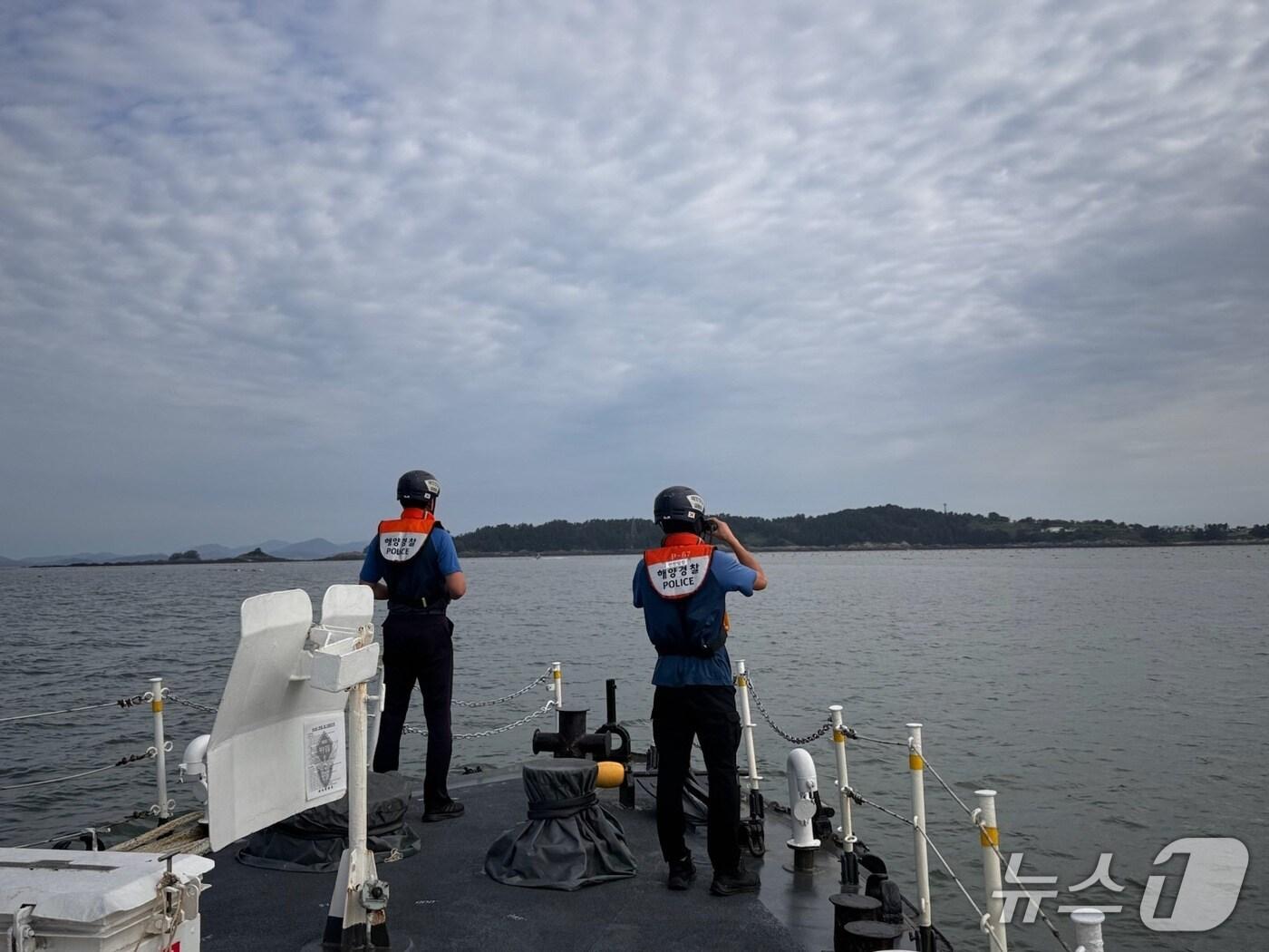 본문 이미지 - 10일 오전 9시 13분께 군산시 옥도면 개야도 남쪽 약 500m 해상에서 2.8톤급 김 양식장 관리선을 타고 작업을 하던 선원 A 씨가 바다에 빠진 뒤 실종돼 해경이 수색 작업을 하고 있다.&#40;군산해경 제공. 재판매 및 DB 금지&#41;