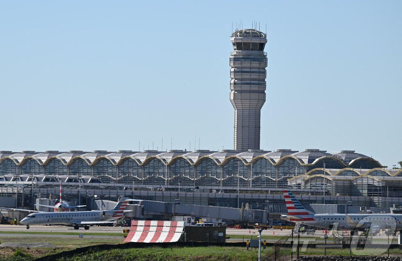 2025년 10월 9일&#40;현지시간&#41;, 미국 버지니아주 알링턴에 위치한 로널드 레이건 워싱턴 내셔널 공항의 관제탑 모습. ⓒ AFP=뉴스1