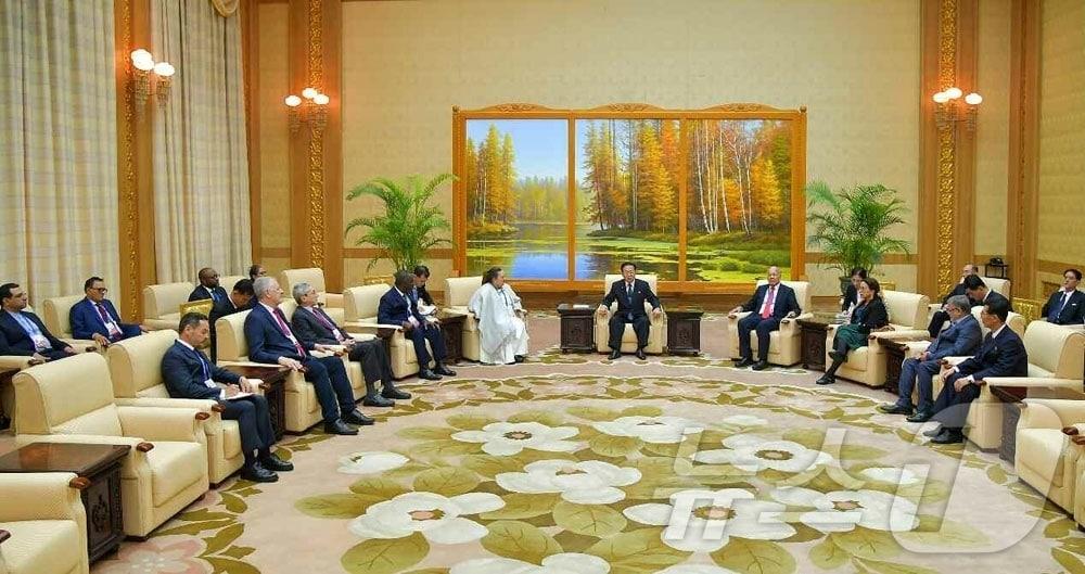 본문 이미지 - (평양 노동신문=뉴스1) =지난해 10월 10일 최룡해 최고인민회의 위원장이 만수대의사당에서 이란을 포함한 여러나라 대표단 관계자들을 만난 모습 [국내에서만 사용가능. 재배포 금지. DB 금지. For Use Only in the Republic of Korea. Redistribution Prohibited] rodongphoto@news1.kr