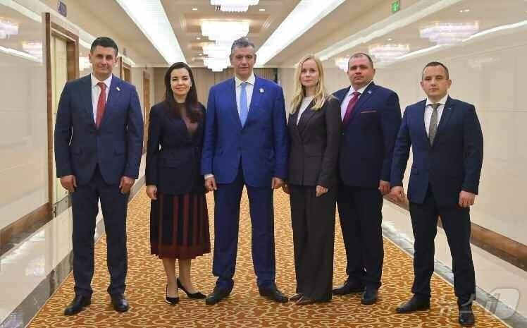 본문 이미지 - &#40;평양 노동신문=뉴스1&#41; = 북한 노동당 기관지 노동신문은 10일 &#34;조선노동당 창건 80돐&#40;주년&#41; 경축행사에 참가하기 위하여 로씨야&#40;러시아&#41;자유민주당 대표단이 9일 평양에 도착하였다＂고 보도했다. [국내에서만 사용가능. 재배포 금지. DB 금지. For Use Only in the Republic of Korea. Redistribution Prohibited] rodongphoto@news1.kr