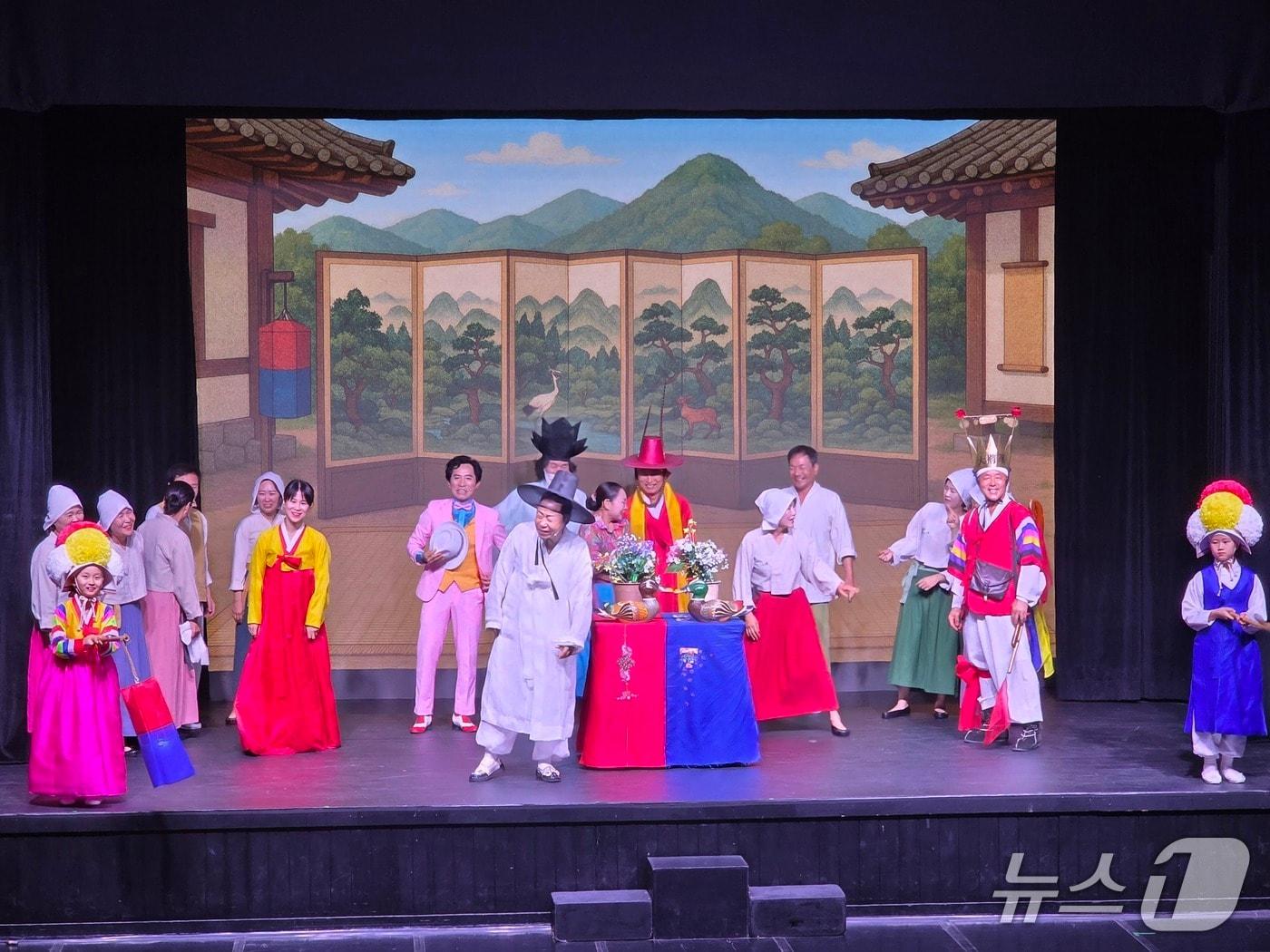 본문 이미지 - 임실필농악보존회의 전통 연희극 &#39;춤추는 양상쇠&#39;의 한 장면.&#40;전북문화관광재단 제공. 재판매 및 DB 금지&#41;