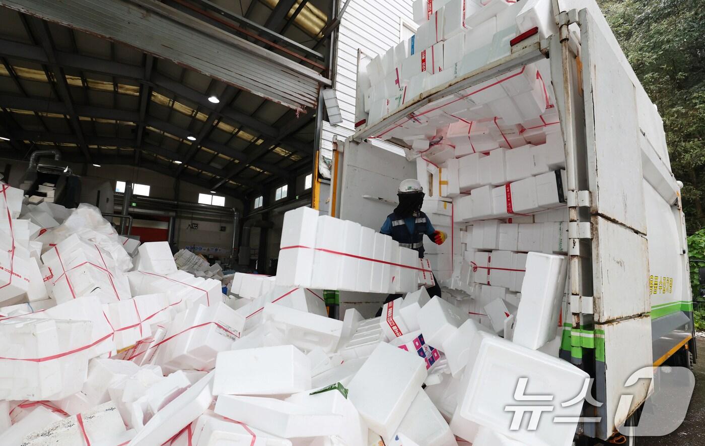 추석 연휴가 끝난 10일 경기 용인시 처인구 이동읍공공재활용센터에서 관계자들이 스티로폼 분류 작업을 하고 있다. 2025.10.10/뉴스1 ⓒ News1 김영운 기자