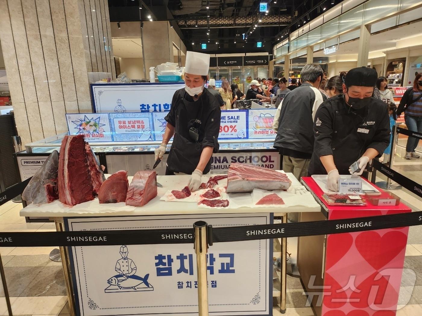 본문 이미지 - 5월 대구신세계서 열린 참치학교 팝업매장 참치 해체쇼.&#40;광주신세계 제공. 재배포 및 DB 금지&#41;