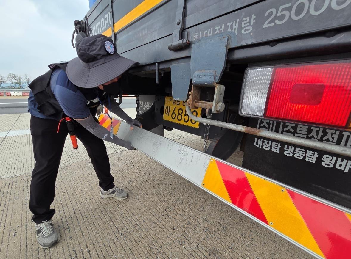 본문 이미지 - 한국교통안전공단&#40;TS&#41; 고속도로 합동단속 모습.&#40;한국교통안전공단 제공&#41;뉴스1ⓒ news1
