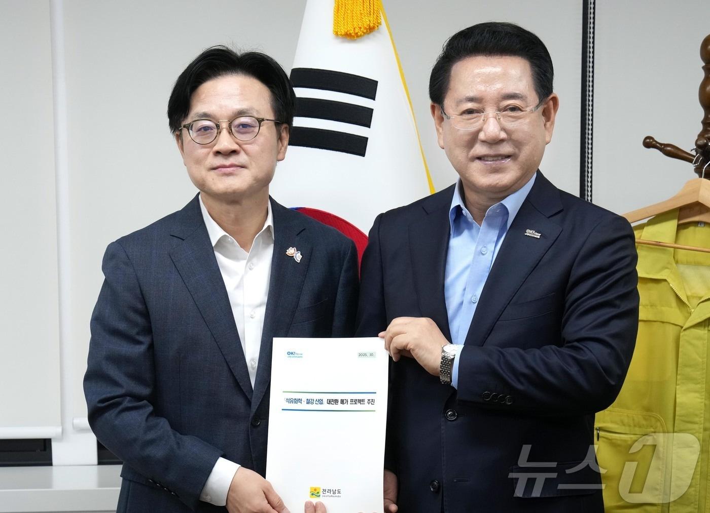 본문 이미지 - 김영록 전라남도지사가 10일 오전 정부서울청사에서 김정관 산업통상부 장관과 면담을 갖고 석유화학·철강 산업 대전환 메가 프로젝트 등 전남도 핵심 사업 해결을 위한 건의 및 협조를 요청하고 있다.&#40;전남도 제공. 재판매 및 DB금지&#41; 2025.10.10/뉴스1 