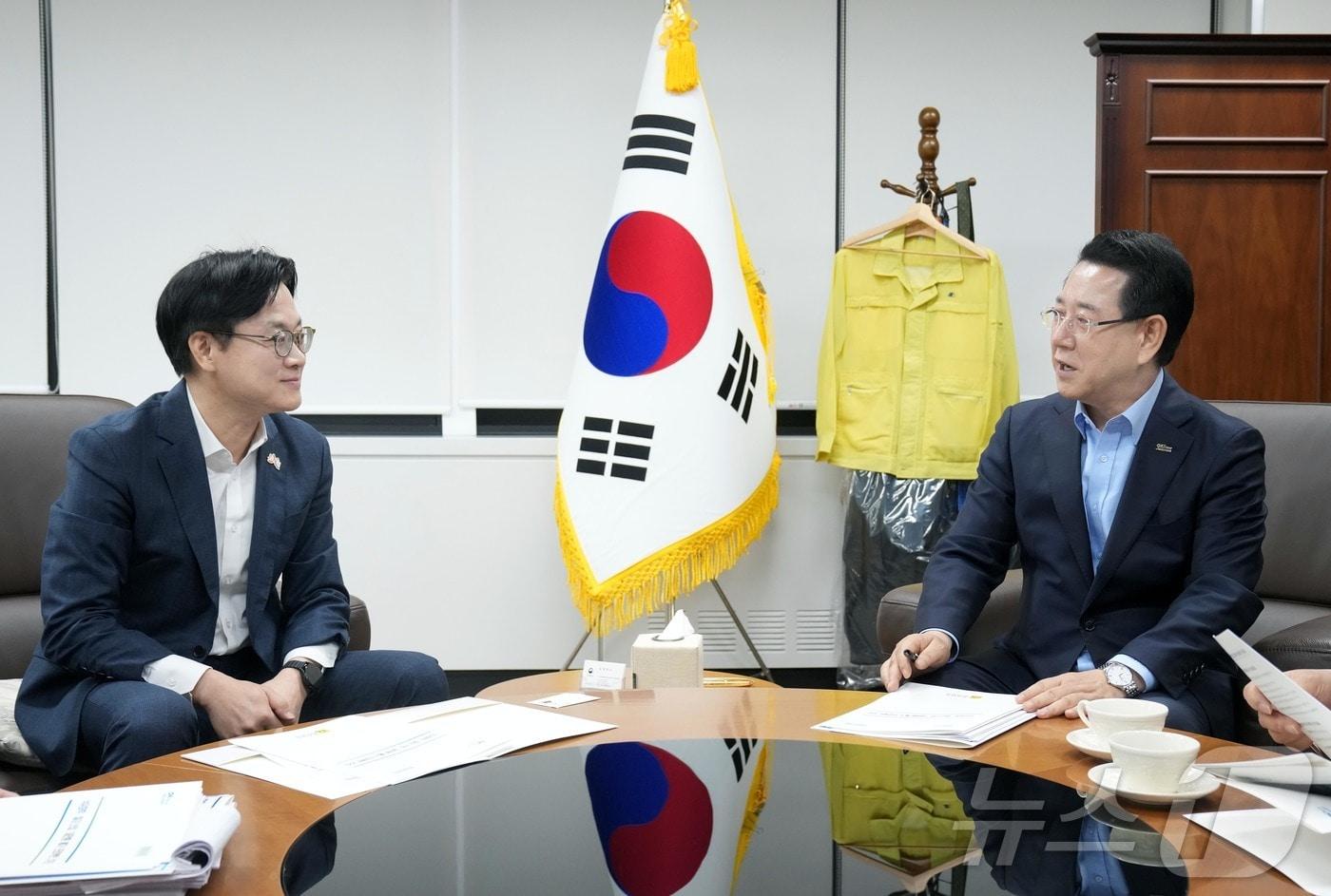 김영록 전라남도지사가 10일 오전 정부서울청사에서 김정관 산업통상부 장관과 면담을 갖고 석유화학·철강 산업 대전환 메가 프로젝트 등 전남도 핵심 사업 해결을 위한 건의 및 협조를 요청하고 있다.&#40;전남도 제공. 재판매 및 DB금지&#41; 2025.10.10/뉴스1 