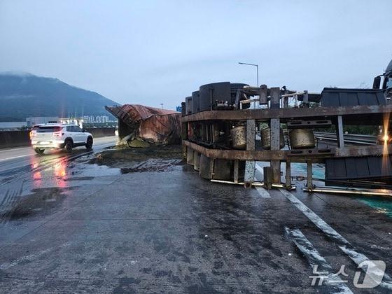 본문 이미지 - 지난 4일 오전 남해고속도로 김해시 진영휴게소 진입로에서 4중 추돌사고가 일어나 2명이 다쳤다. 사진은 사고 현장모습.&#40;독자 제공. 재판매 및 DB금지&#41;