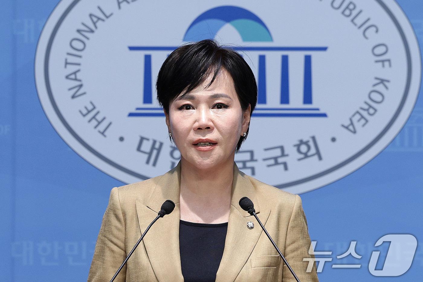 전현희 더불어민주당 3대특검 대응 특별위원회 위원장이 10일 서울 여의도 국회 소통관에서 오세훈 서울시장의 불법 혐의를 수사할 것을 촉구하는 기자회견을 하고 있다. 2025.10.10/뉴스1 ⓒ News1 신웅수 기자