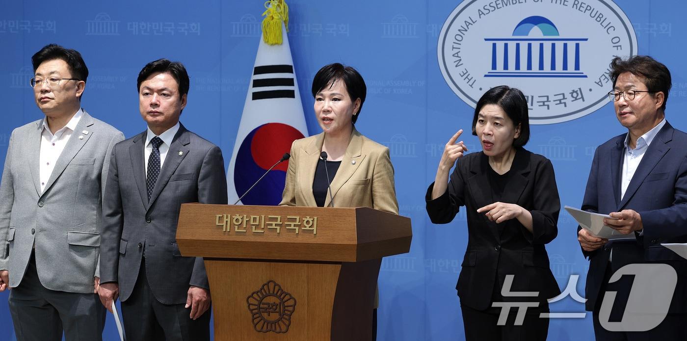 전현희 위원장을 비롯한 더불어민주당 3대특검 대응 특별위원회 위원들이 10일 서울 여의도 국회 소통관에서 오세훈 서울시장의 불법 혐의를 수사할 것을 촉구하는 기자회견을 하고 있다. 2025.10.10/뉴스1 ⓒ News1 신웅수 기자