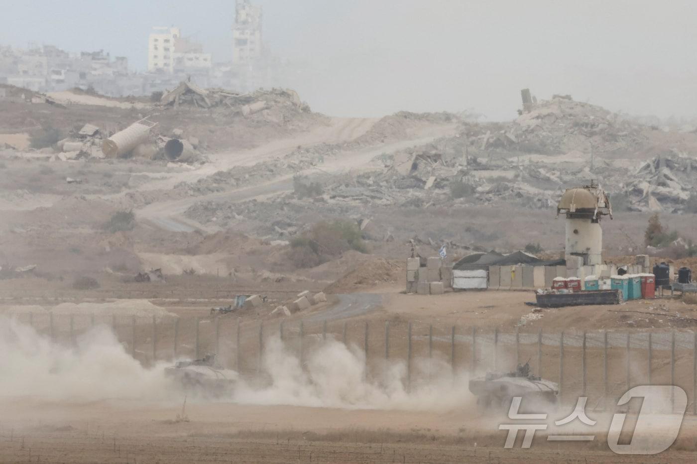 이스라엘 측에서 도널드 트럼프 미국 대통령이 이스라엘과 하마스가 가자 휴전의 첫 번째 단계에 합의했다고 발표한 8일 이스라엘군 차량이 가자지구와의 국경 인근에서 기동하고 있다. 2025년 10월 9일. ⓒ 로이터=뉴스1 ⓒ News1 강민경 기자