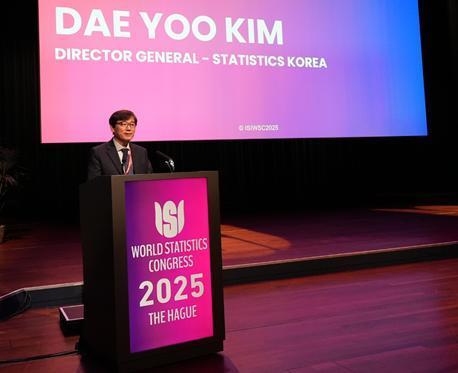 본문 이미지 - 제65차 세계통계대회 폐회식에서 연설하는 김대유 국가데이터처 경제통계국장&#40;국가데이터처 제공&#41;
