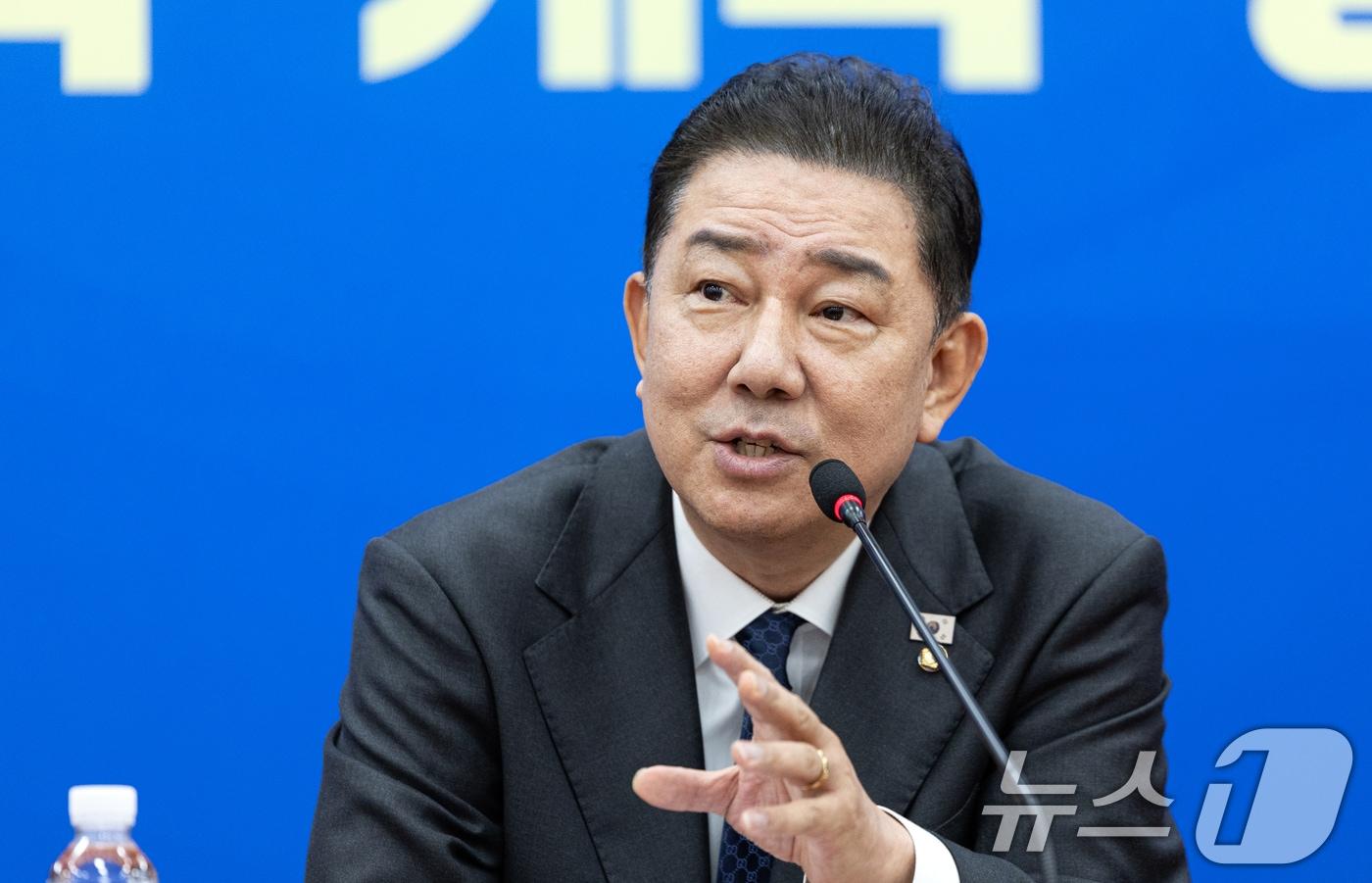 김병기 더불어민주당 원내대표가 10일 서울 여의도 국회에서 국정감사 증인채택 관련 브리핑을 하고 있다. ⓒ News1 이승배 기자