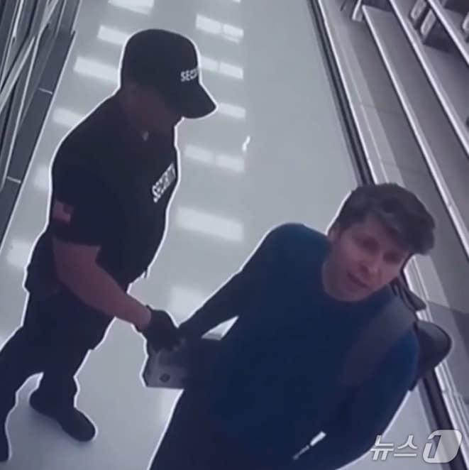 본문 이미지 - 소라2 연구·개발에 관여한 개브리엘 피터슨 X&#40;옛 트위터&#41; 갈무리. 샘 올트먼 오픈AI CEO가 미국 할인 매장&#40;타깃&#41;에서 GPU를 훔치다가 보안 요원에게 잡히는 모습을 소라2 앱으로 생성했다.