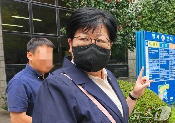 본문 이미지 - 이태원 참사 유가족에 대한 모욕 혐의로 기소된 김미나 경남 창원시의원이 지난해 8월22일 창원지법에서 항소심 첫 공판을 마치고 법정을 나서고 있다.2024.8.22/뉴스1 강정태 기자