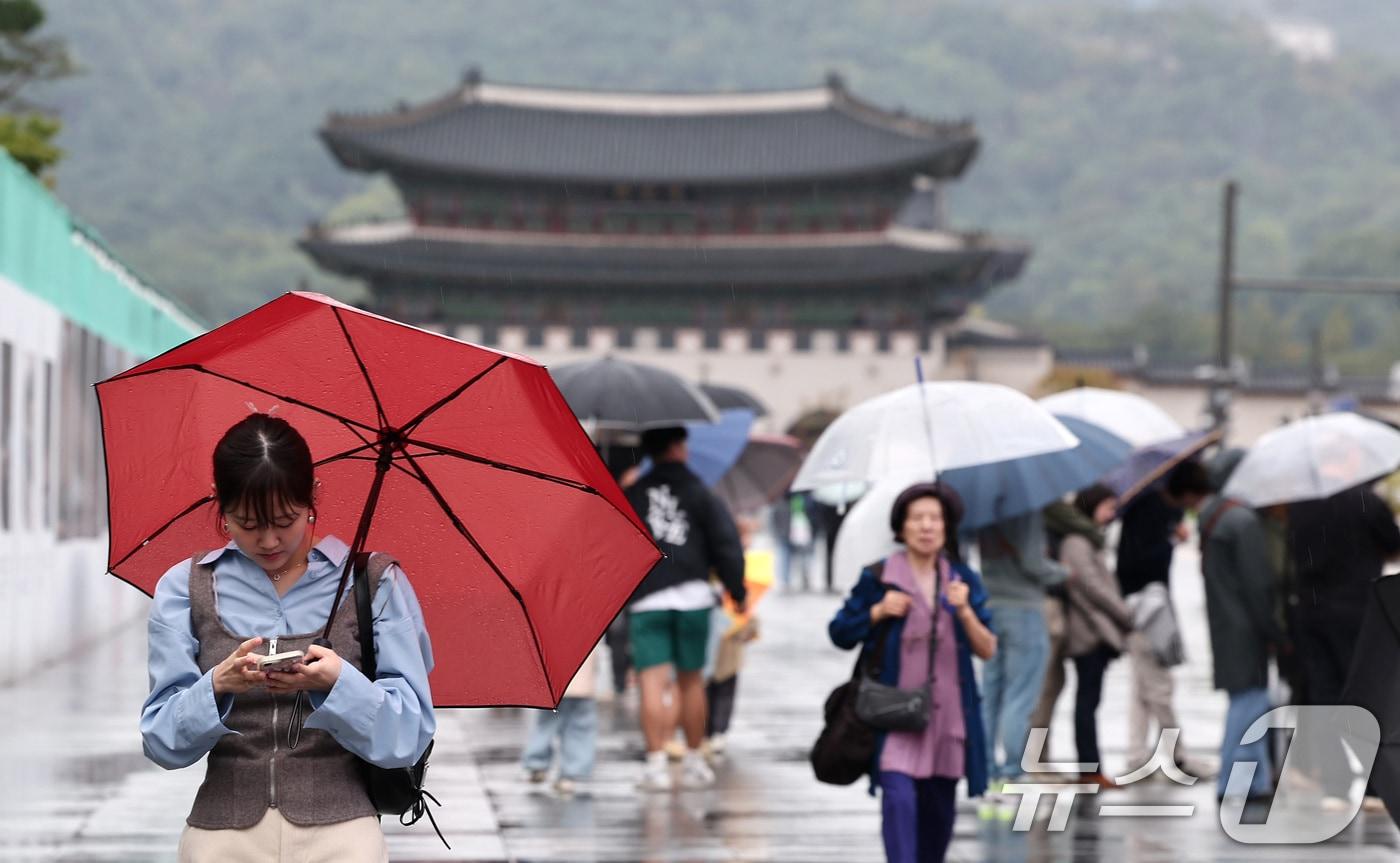 추석 연휴가 끝난 10일 서울 종로구 광화문광장에서 시민들이 우산을 쓴 채 발걸음을 옮기고 있다. 2025.10.10/뉴스1 ⓒ News1 김성진 기자